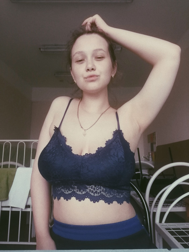 Молодая мамаша с огромными сиськами хвастается голым бюстом – фото 3