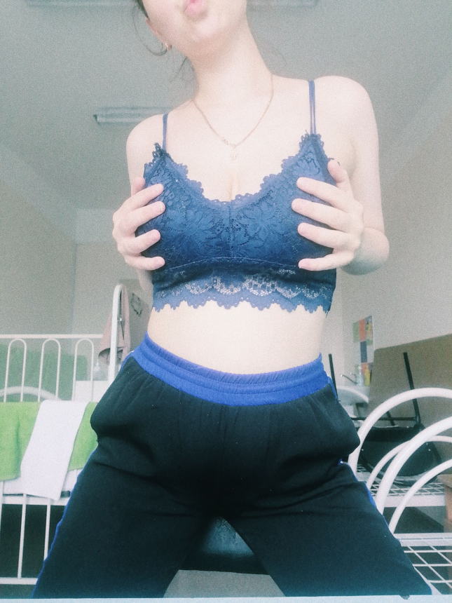 Молодая мамаша с огромными сиськами хвастается голым бюстом – фото 4