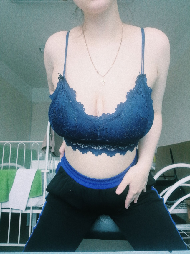 Молодая мамаша с огромными сиськами хвастается голым бюстом – фото 5