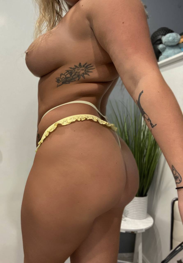 Фигуристая блондинка-пышка хвастается телом со всех сторон – фото 4