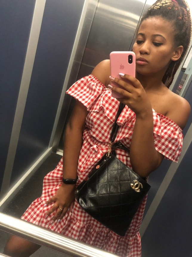 Фото Пышная чернокожая девка с большой грудью позирует для любителей экзотики