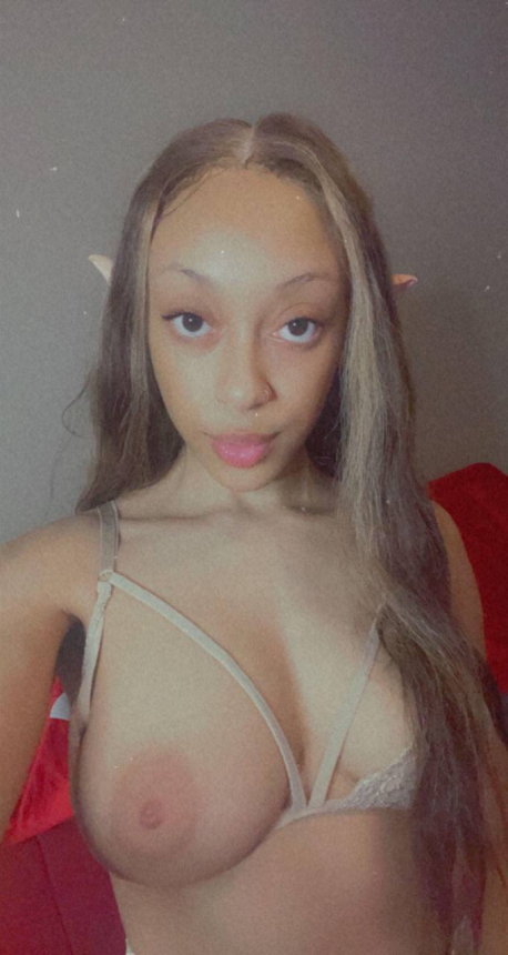 Фото Фигуристая темнокожая милашка с роскошными формами