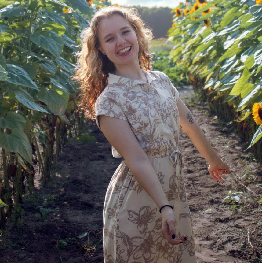 Фото Озорная красотка с открытой улыбкой на горячих эро фото