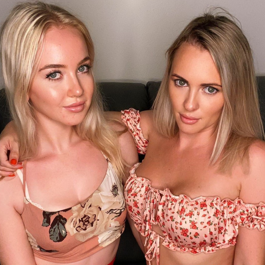 Фото Мама и дочь вместе снялись в горячей эротической фотосессии