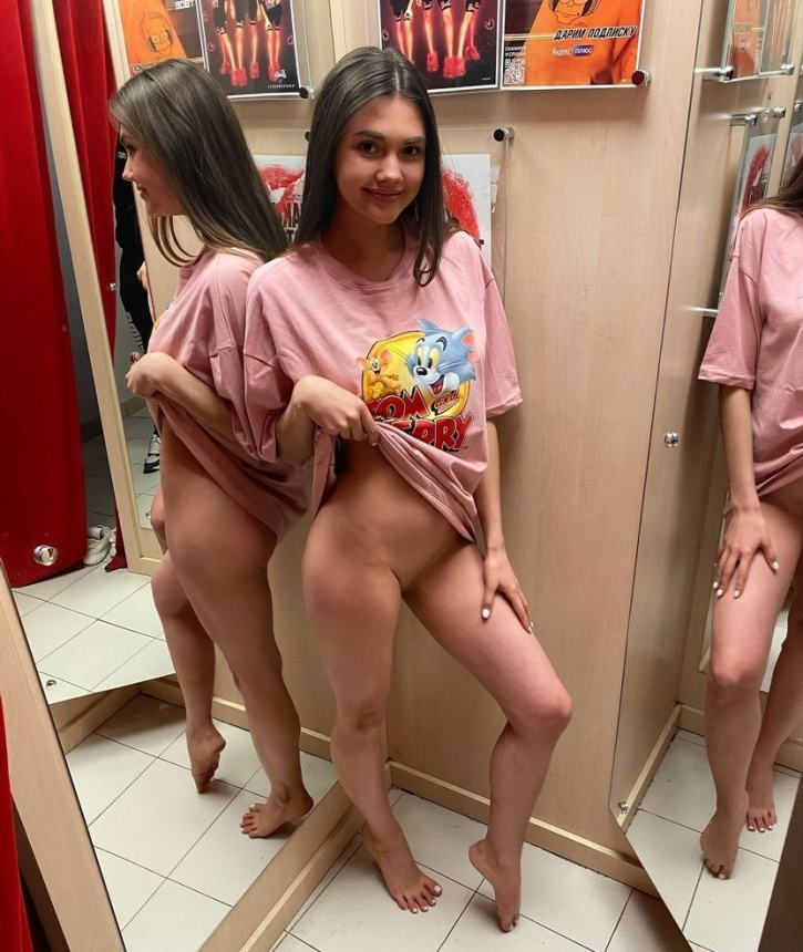 Фото Милая богиня секса позирует голой в разных позах и местах