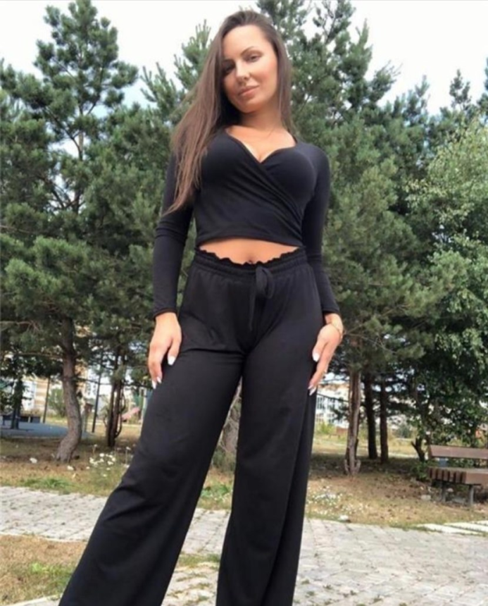 Эту сочную милфу так и хочется трахнуть — глаз не оторвать – фото 2