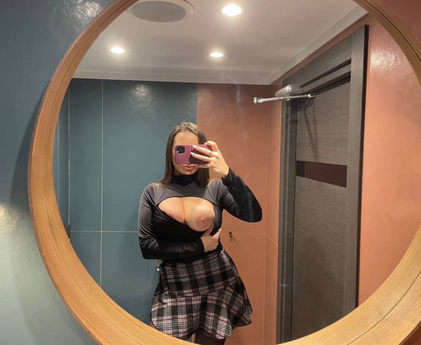 Эту сочную милфу так и хочется трахнуть — глаз не оторвать – фото 7