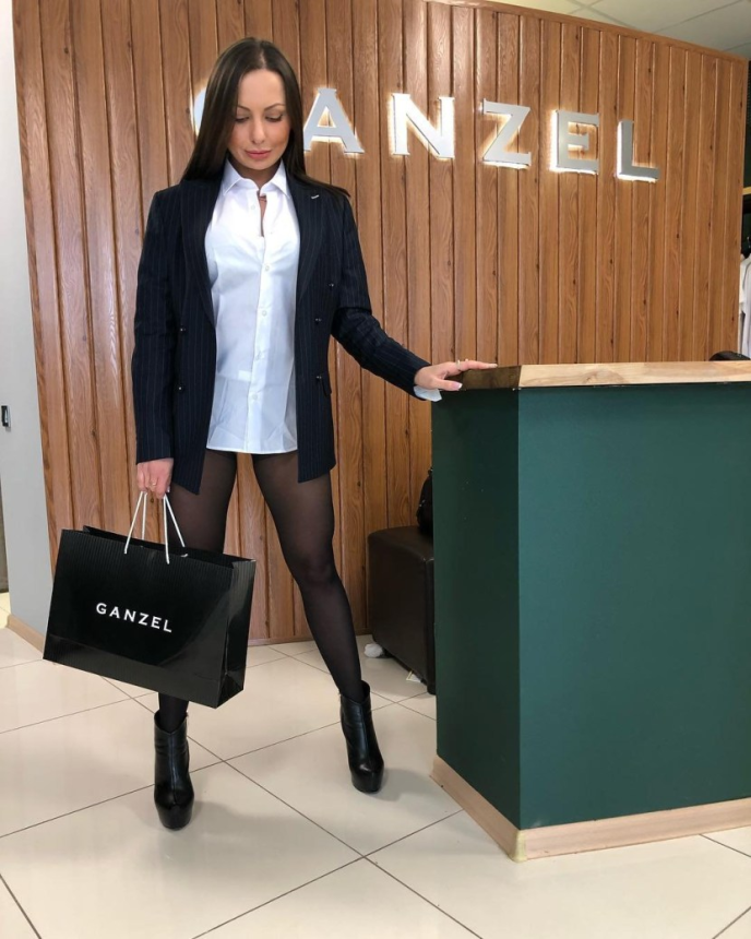 Эту сочную милфу так и хочется трахнуть — глаз не оторвать – фото 3