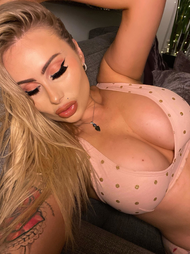 Тёлочка с силиконовой грудью и надутыми губками позирует – фото 4