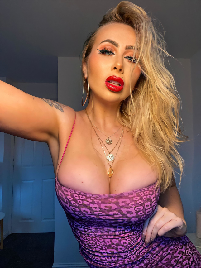 Тёлочка с силиконовой грудью и надутыми губками позирует – фото 17