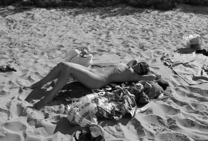 Молодая красотка позирует дома и на природе — смотри всё – фото 7