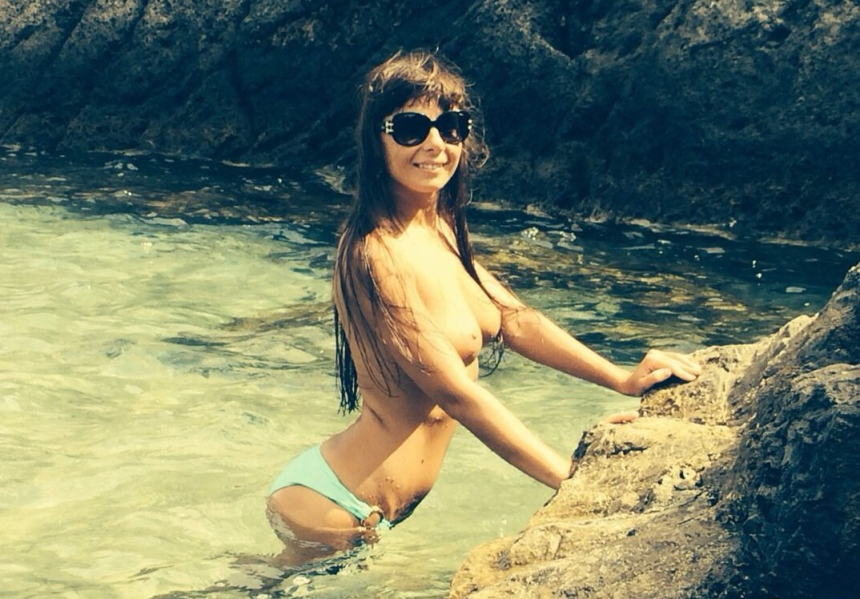 Стройная любовница отдыхает и показывает своё тело – фото 6