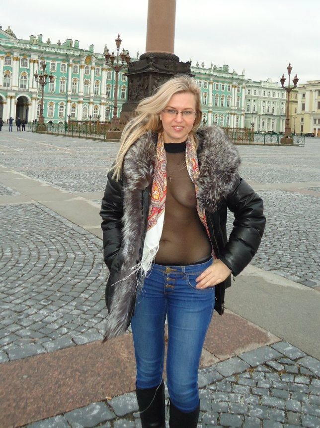 Стройная милфа с шикарными сисями снялась на любительские фото – фото 8