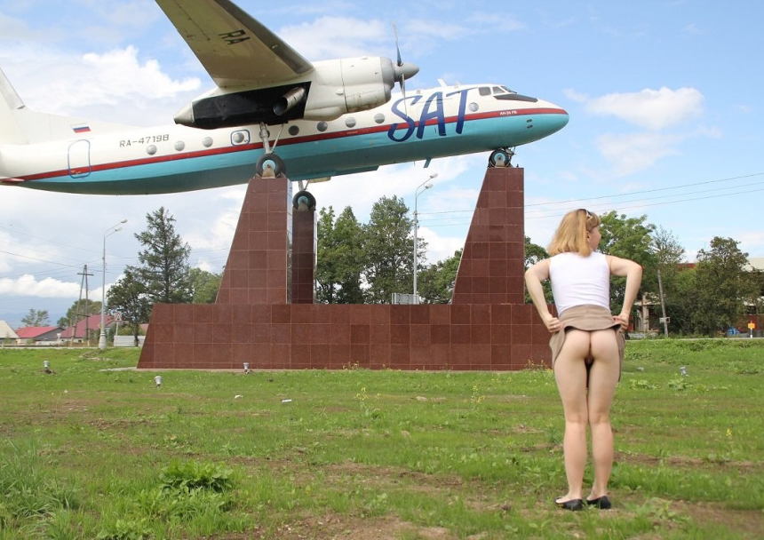 Фото Дерзкая телочка без стеснения светит киской где попало