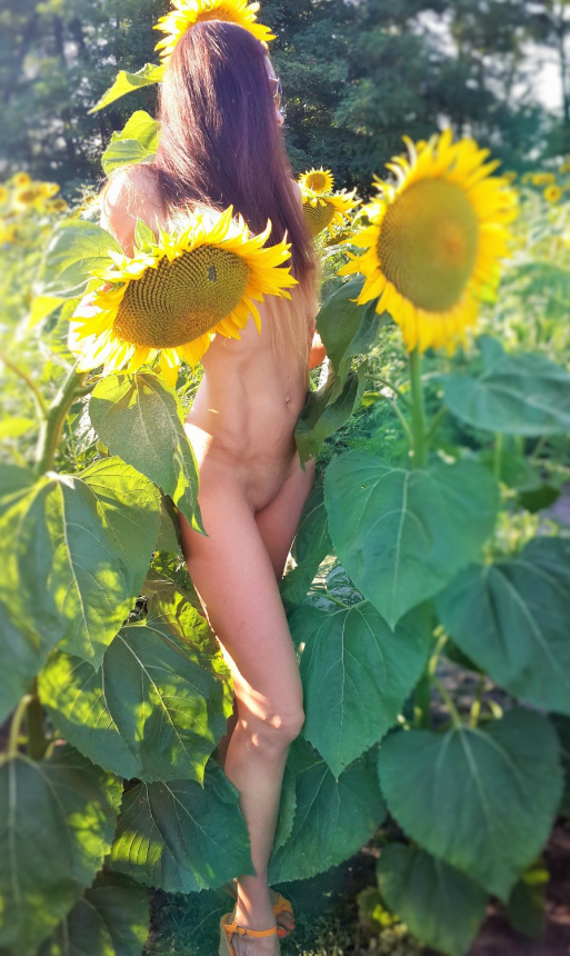 Стройная голая куколка на отдыхе — тонкая талия и сексуальные формы – фото 8