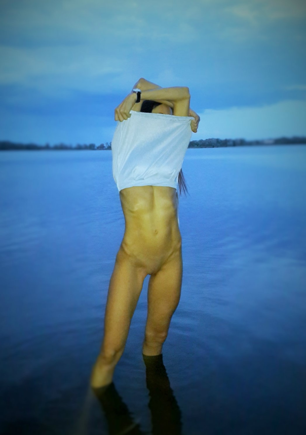 Стройная голая куколка на отдыхе — тонкая талия и сексуальные формы – фото 11