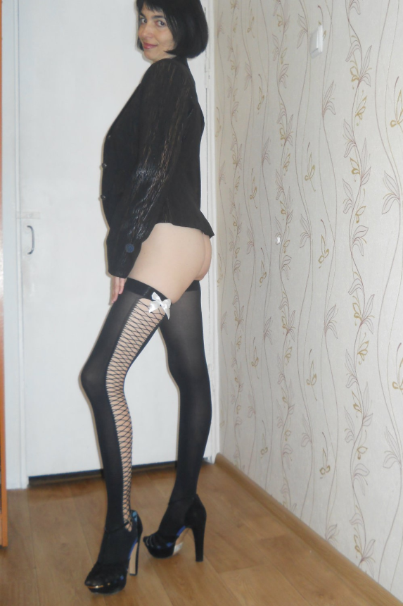 Горячая милфа без трусов в чулках раскинулась на диване – фото 2