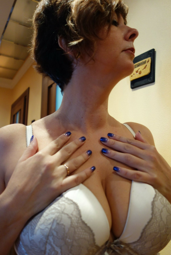 Прекрасные большие сиськи и сексуально красивое тело зрелой милфы – фото 27