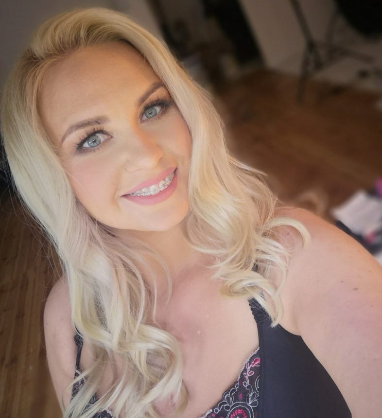 Зрелая блондинка в прозрачном пеньюаре и колготках без трусов – фото 2