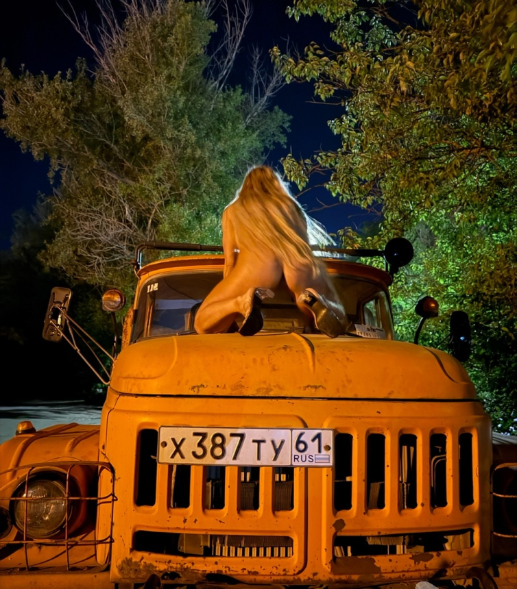 Стройная жена разделась на грузовике ночью — горячие фото – фото 7