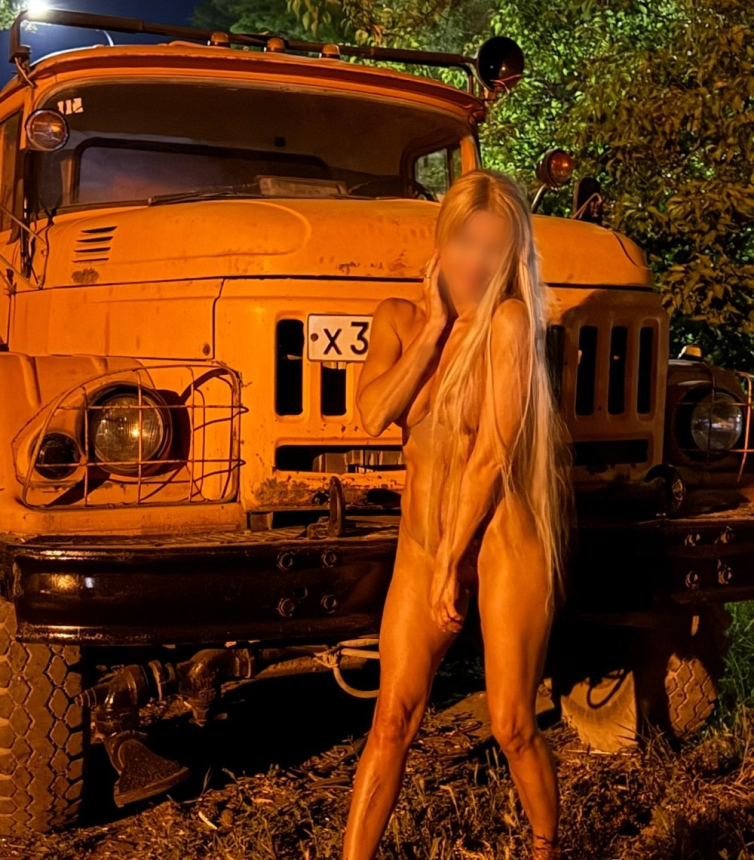 Стройная жена разделась на грузовике ночью — горячие фото – фото 9