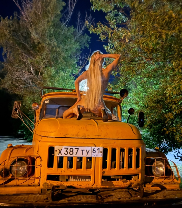 Стройная жена разделась на грузовике ночью — горячие фото – фото 10