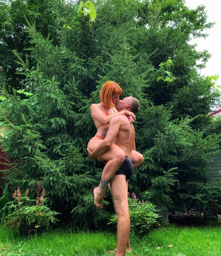 Зрелая баба голышом позирует с мужем — горячее НЮ дома – фото 4