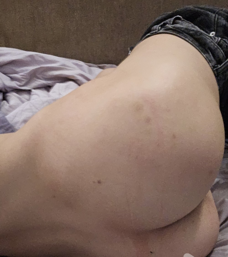 Стройная девчонка с упругой грудью и торчащими сосками хвастается телом – фото 9