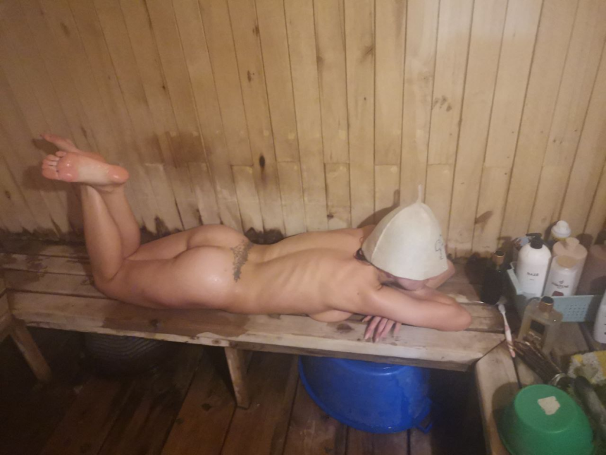 Голая зрелая жена в бане трогает пальцами свою мокрую киску – фото 2