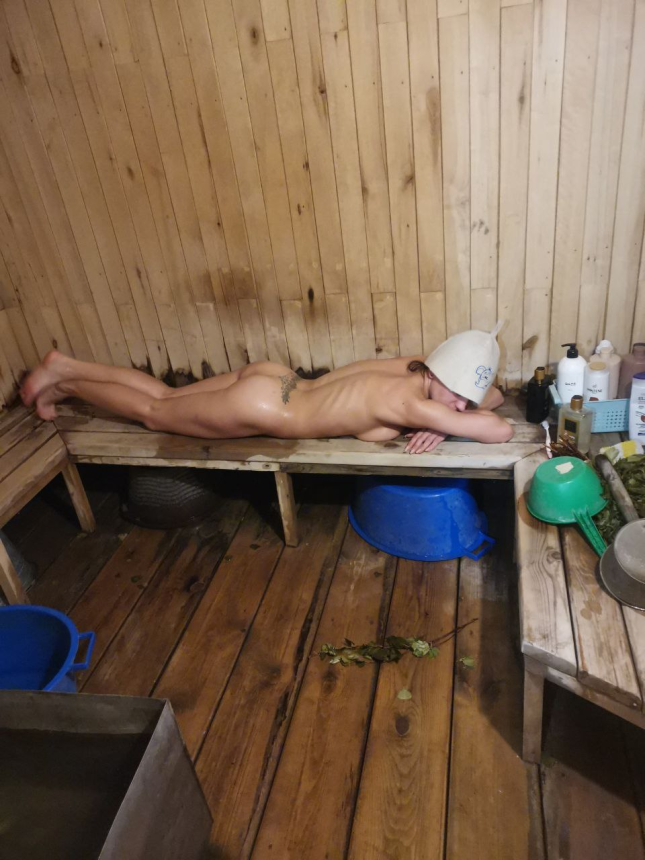 Голая зрелая жена в бане трогает пальцами свою мокрую киску – фото 8