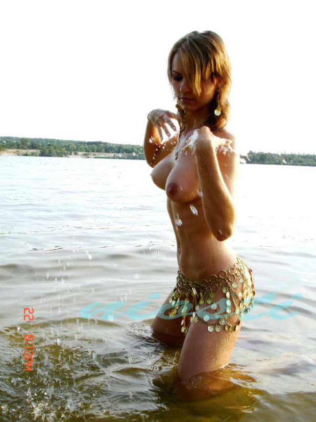 Ukrainian blonde: blowjob to her husband and erotic photos from the sea – photo 22