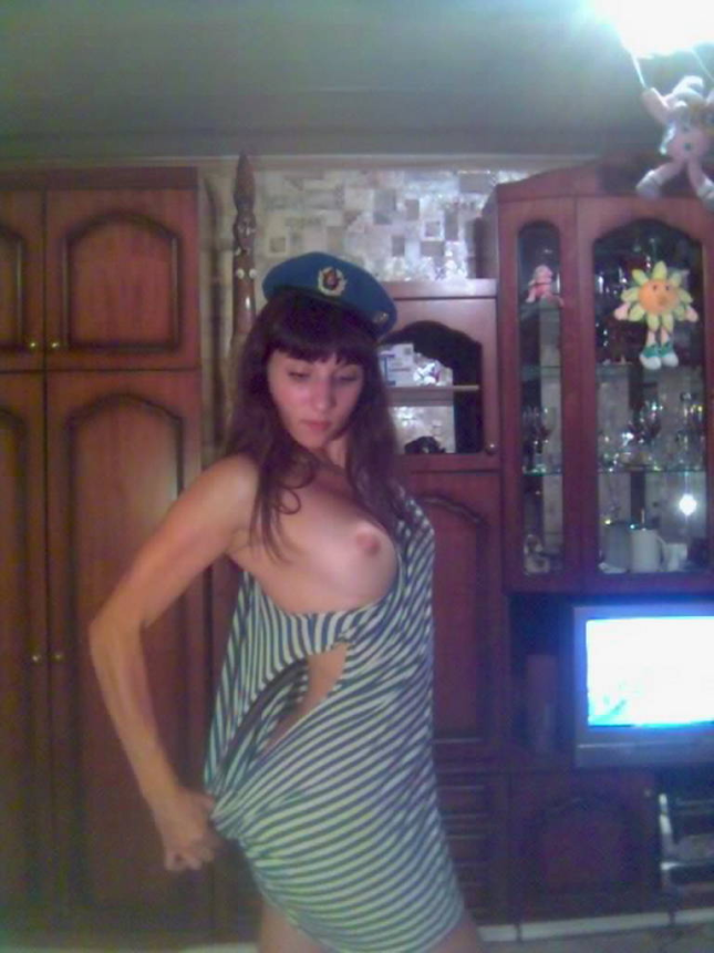 Стройная русская шлюшка дома голышом раздвигает ноги показывая бритую пизду – фото 7