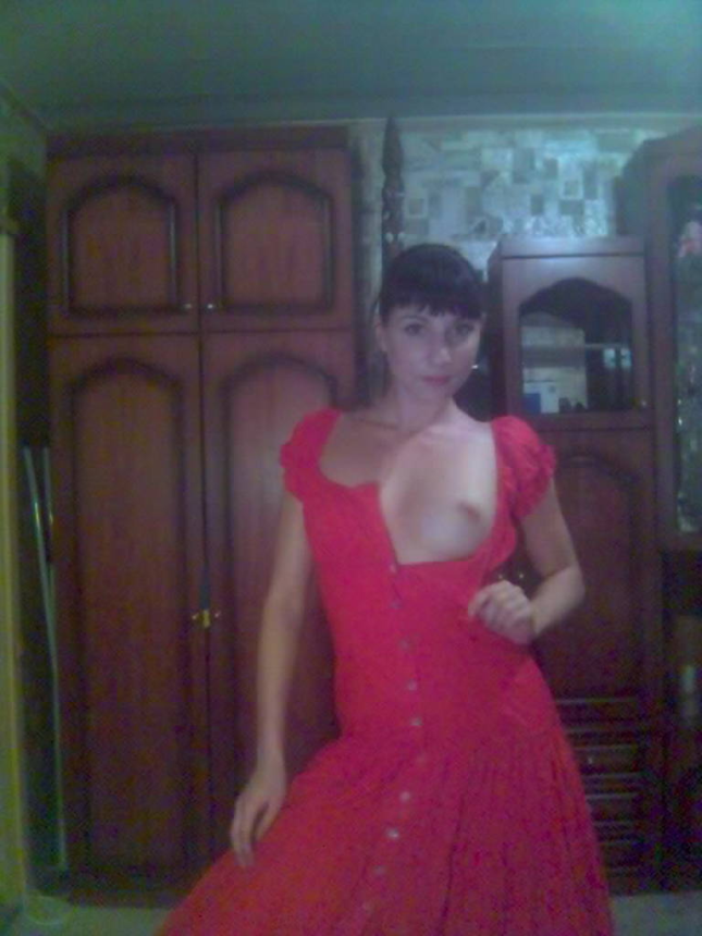 Стройная русская шлюшка дома голышом раздвигает ноги показывая бритую пизду – фото 22