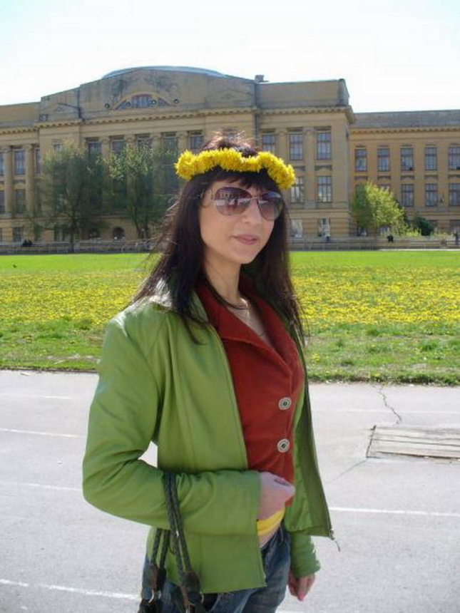 Стройная русская шлюшка дома голышом раздвигает ноги показывая бритую пизду – фото 38