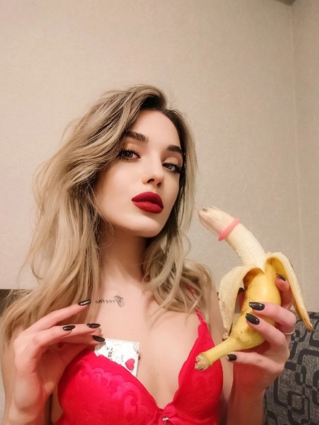 Фото Блондинка милашка делает топлес-селфи — маленькая грудь, большой соблазн