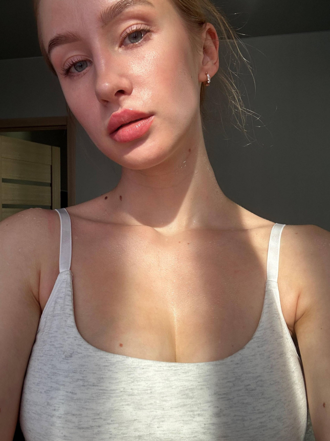 Сексуальная блондинка хвастается стройным телом и упругими прелестями – фото 7