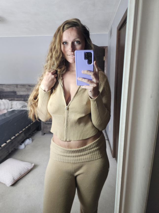 Фото Длинноволосая милфа делает горячее селфи и показывает всё