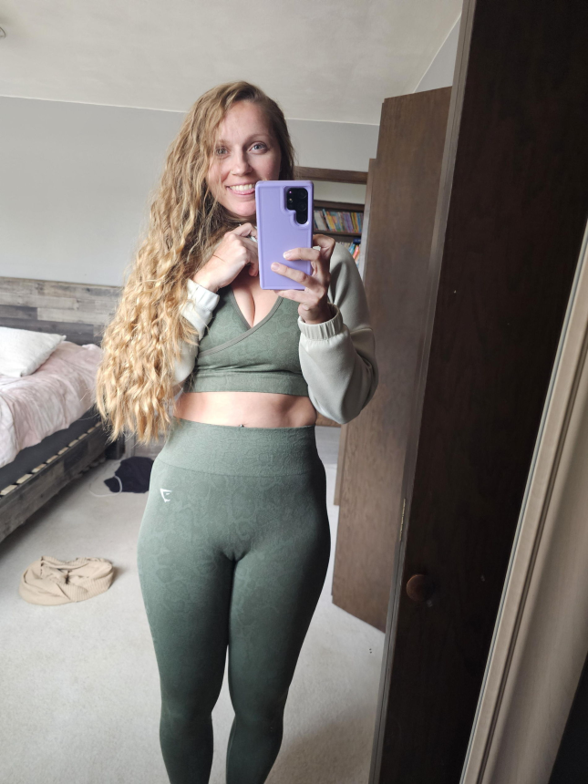 Длинноволосая милфа делает горячее селфи и показывает всё – фото 11