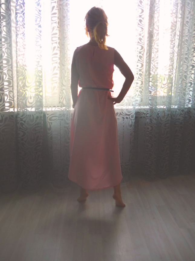 Фото Замужняя милфа в розовом прозрачном платье раздвигает ноги на диване