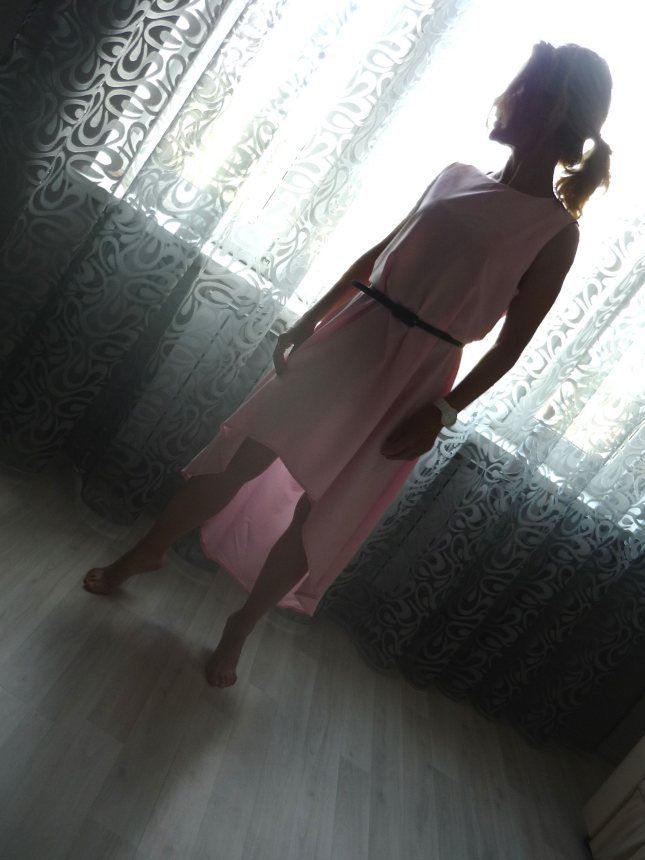 Замужняя милфа в розовом прозрачном платье раздвигает ноги на диване – фото 3