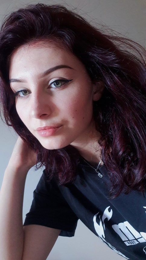 Фото Молодая сексуалка с упругой попкой и классной грудью в трусиках