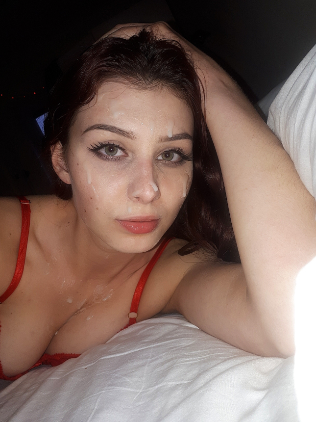 Молодая сексуалка с упругой попкой и классной грудью в трусиках – фото 16