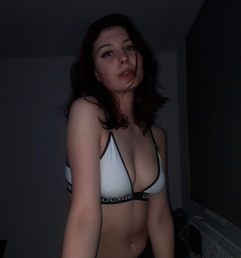 Молодая сексуалка с упругой попкой и классной грудью в трусиках – фото 29