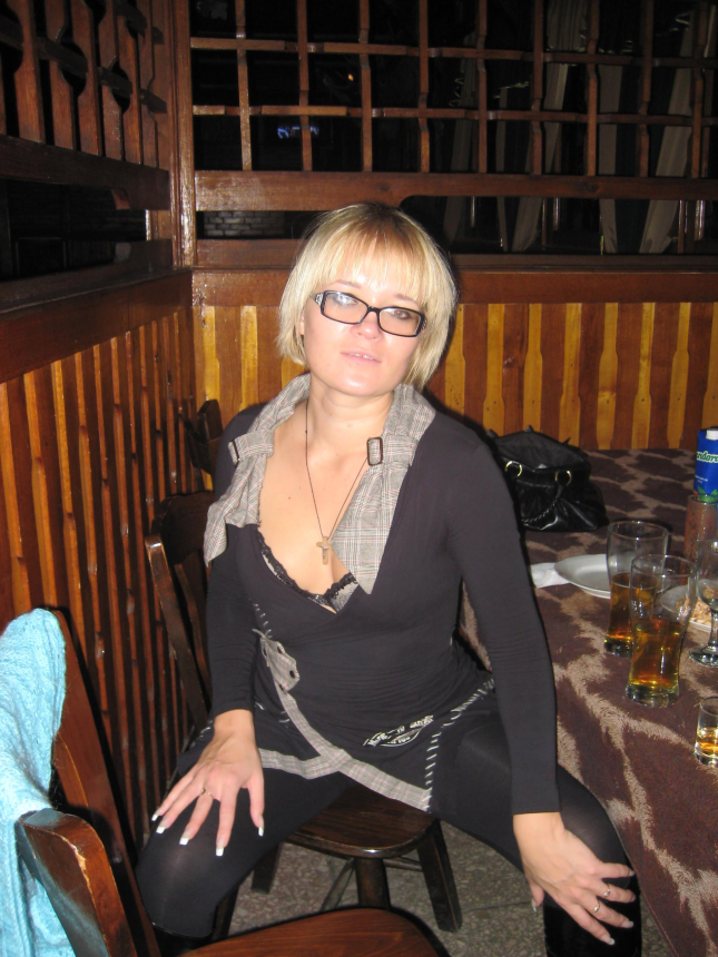 Зрелая блондинка с рисунками на интимных местах — горячая милфа – фото 2