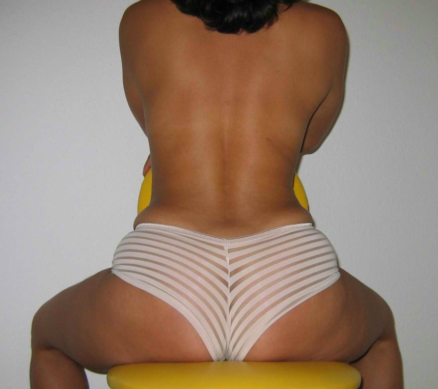 Фото Зрелая дамочка с шикарной фигурой показывает загорелое тело