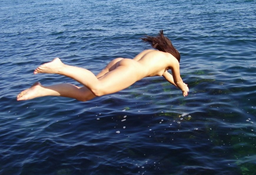 Стройная загорелая брюнетка разделась на природе – фото 6