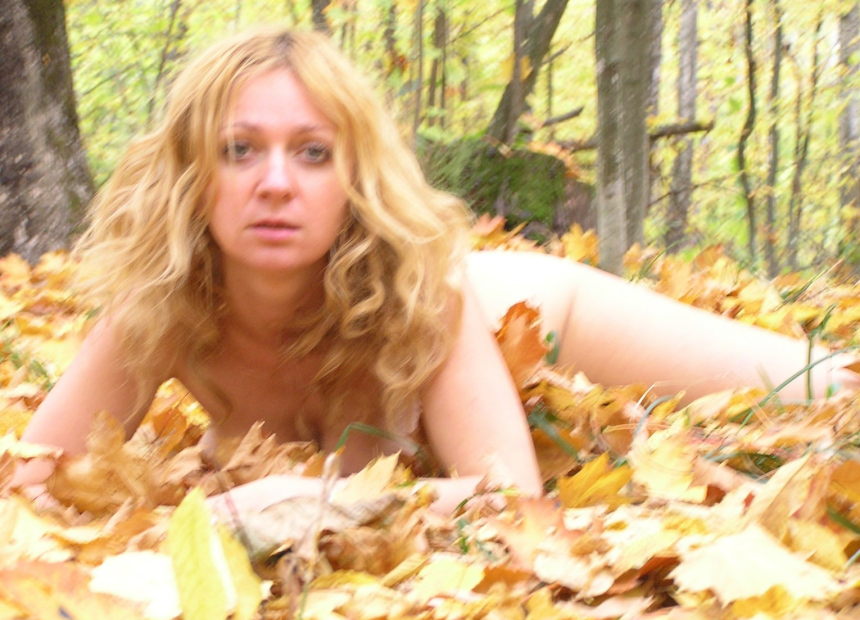 Фото Голая милфа-блондинка позирует в лесу — стройные формы на природе