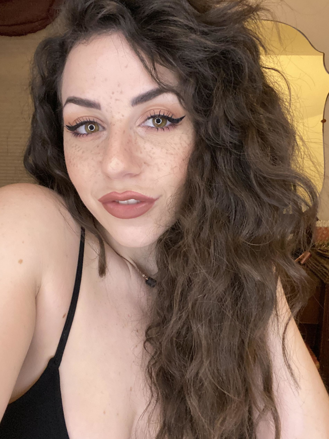 Голая тёлочка меняет причёски и цвет волос — селфи ню – фото 23