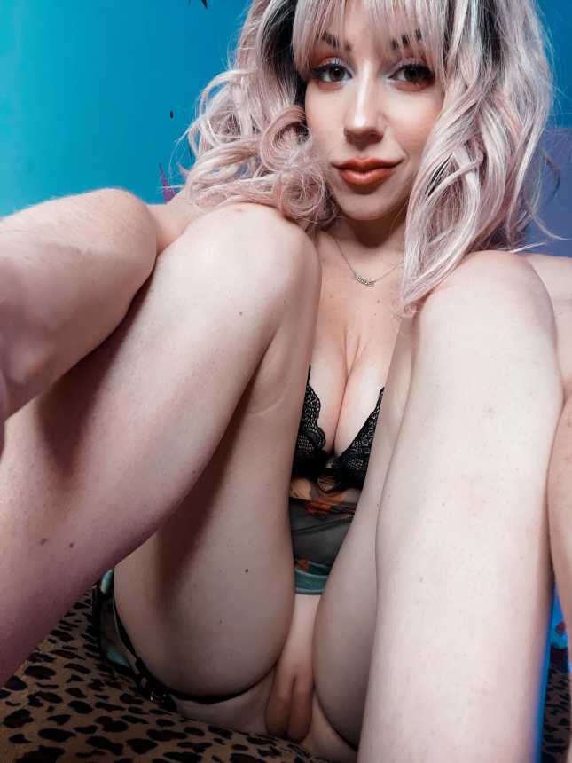 Голая тёлочка меняет причёски и цвет волос — селфи ню – фото 93