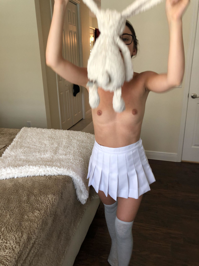 Молодая снимает себя на фото — хочет знать, как выглядит её тело – фото 3